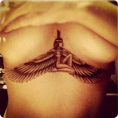 La cantante Rihanna luce nuevo tatuaje